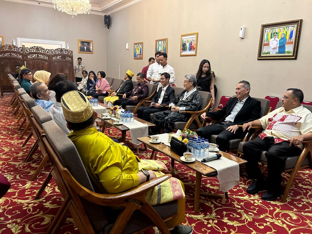 India / Singapore / Korean investors official presentation to Royal highness The sultan and Bpk Gabe