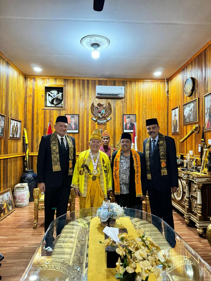Networking meet with HE the sultan of Kampar where some member received royal award